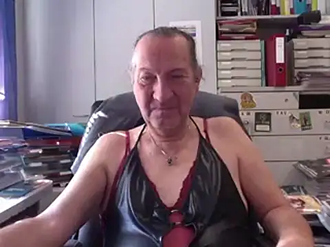 Snapshot of HMStraps01 chatting on 10/03/25, 09:50 HMStraps01 online show from 10/03/25, 09:50