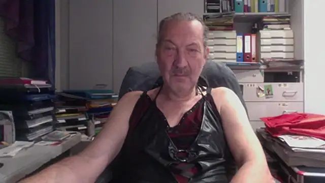 HMStraps01 online show from 12/18/25, 05:41