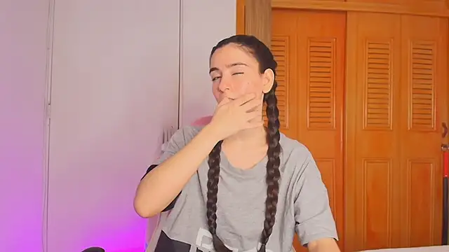 Snapshot of Peach_Rose_ chatting on 10/27/25, 10:14 Peach Rose online show from 10/27/25, 10:14