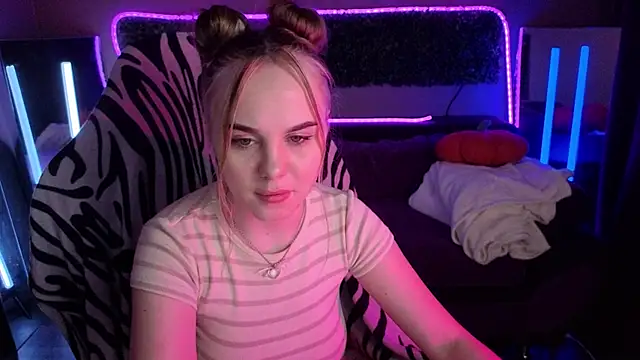 Snapshot of Dyna_bae chatting on 11/10/25, 01:48 Dyna bae online show from 11/10/25, 01:48