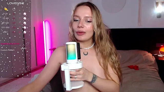 LunaticaBae online show from 03/15/25, 07:20