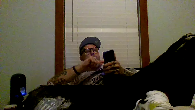 Snapshot of mickeyg420 chatting on 03/23/25, 01:42 mickeyg420 online show from 03/23/25, 01:42