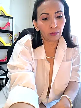 Mrsvictoriaaa online show from 04/23/26, 08:11