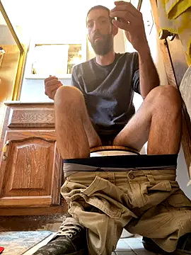 Snapshot of QueenM3 chatting on 09/25/25, 06:11 QueenM3 online show from 09/25/25, 06:11