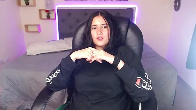 Snapshot of amy_royale chatting on 02/23/25, 07:33 amy royale online show from 02/23/25, 07:33