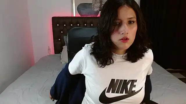 Snapshot of amy_royale chatting on 03/06/25, 02:30 amy royale online show from 03/06/25, 02:30