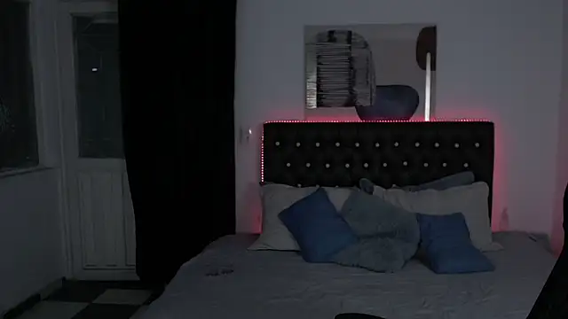 Snapshot of amy_royale chatting on 03/07/25, 01:42 amy royale online show from 03/07/25, 01:42