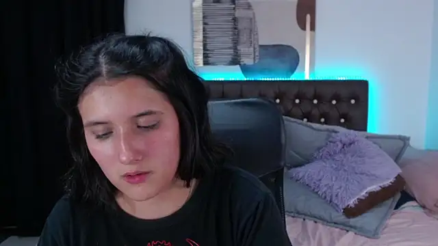 Snapshot of amy_royale chatting on 03/16/25, 07:48 amy royale online show from 03/16/25, 07:48