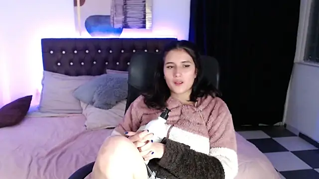 Snapshot of amy_royale chatting on 03/18/25, 08:36 amy royale online show from 03/18/25, 08:36