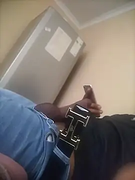 Snapshot of TwistedR chatting on 11/17/25, 04:40 TwistedR online show from 11/17/25, 04:40