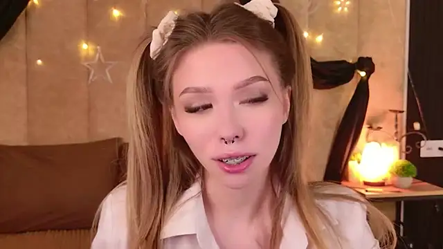 Snapshot of Sierra_Fane chatting on 04/27/26, 06:00 Sierra Fane online show from 04/27/26, 06:00
