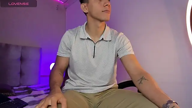 Snapshot of Allex_Cano chatting on 02/21/25, 02:06 Allex Cano online show from 02/21/25, 02:06