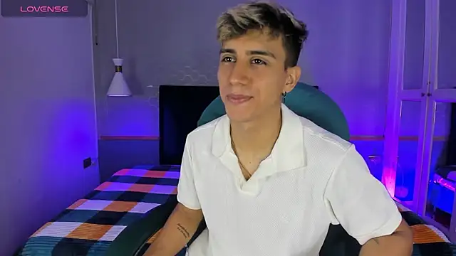 Snapshot of Allex_Cano chatting on 02/22/25, 05:35 Allex Cano online show from 02/22/25, 05:35