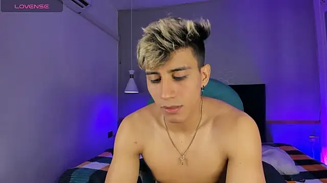 Snapshot of Allex_Cano chatting on 02/22/25, 11:46 Allex Cano online show from 02/22/25, 11:46