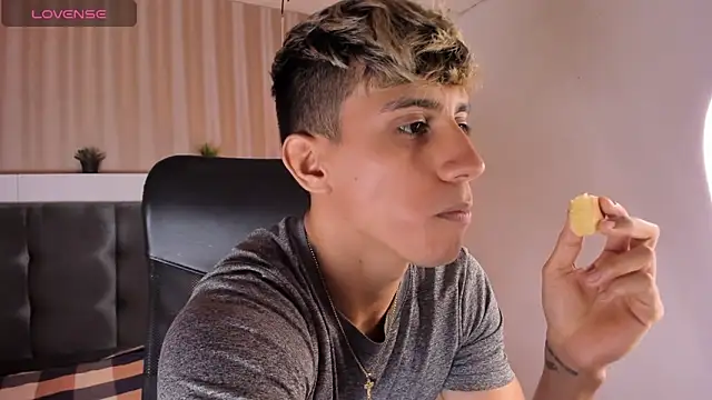 Snapshot of Allex_Cano chatting on 02/23/25, 04:13 Allex Cano online show from 02/23/25, 04:13