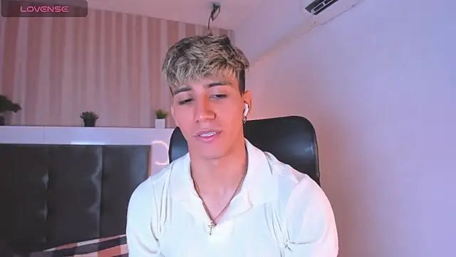 Snapshot of Allex_Cano chatting on 02/24/25, 01:10 Allex Cano online show from 02/24/25, 01:10