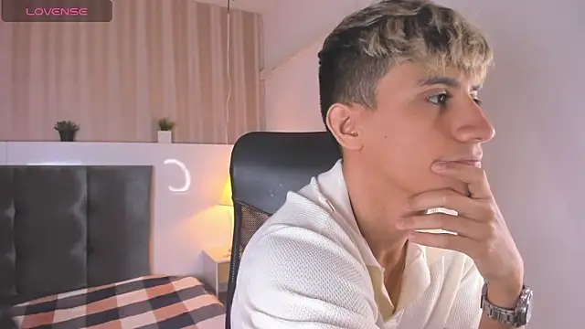 Snapshot of Allex_Cano chatting on 02/24/25, 04:15 Allex Cano online show from 02/24/25, 04:15