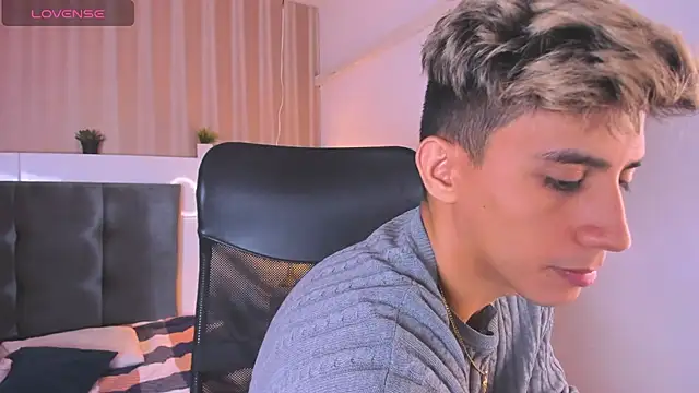 Snapshot of Allex_Cano chatting on 02/25/25, 06:31 Allex Cano online show from 02/25/25, 06:31