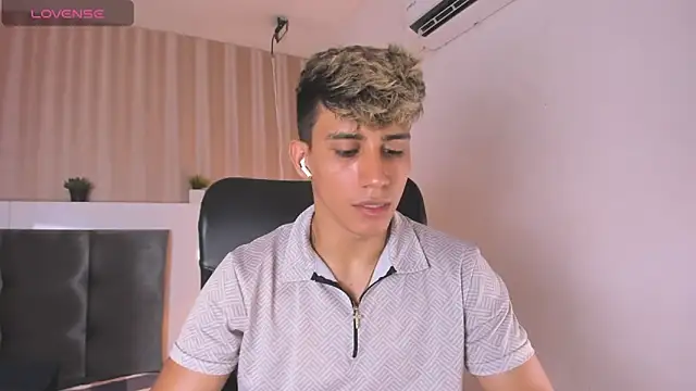 Snapshot of Allex_Cano chatting on 02/26/25, 06:43 Allex Cano online show from 02/26/25, 06:43