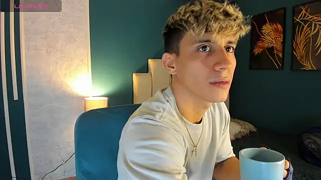 Snapshot of Allex_Cano chatting on 03/02/25, 03:02 Allex Cano online show from 03/02/25, 03:02