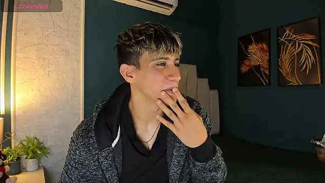 Snapshot of Allex_Cano chatting on 03/08/25, 03:28 Allex Cano online show from 03/08/25, 03:28