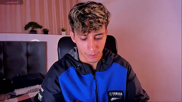 Snapshot of Allex_Cano chatting on 03/18/25, 12:03 Allex Cano online show from 03/18/25, 12:03