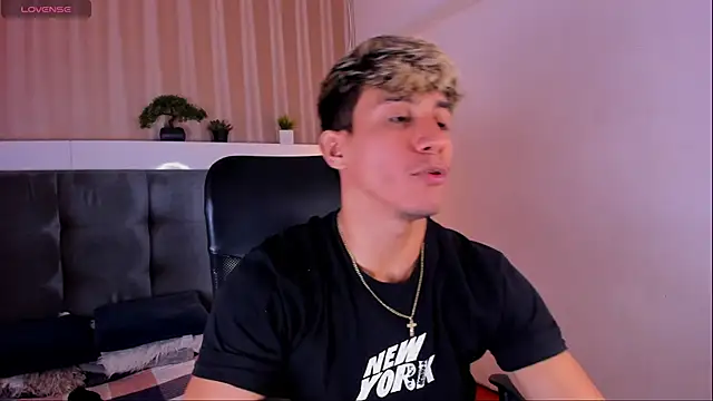 Snapshot of Allex_Cano chatting on 03/18/25, 03:10 Allex Cano online show from 03/18/25, 03:10