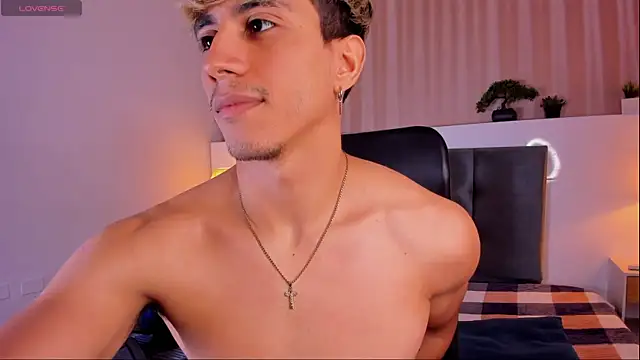 Snapshot of Allex_Cano chatting on 03/18/25, 06:15 Allex Cano online show from 03/18/25, 06:15