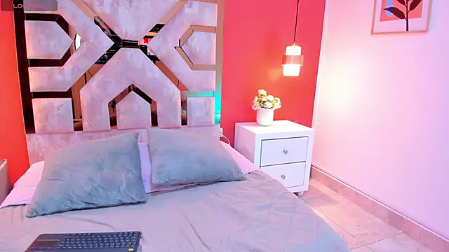 Zamira Taylor online show from 10/10/25, 11:37