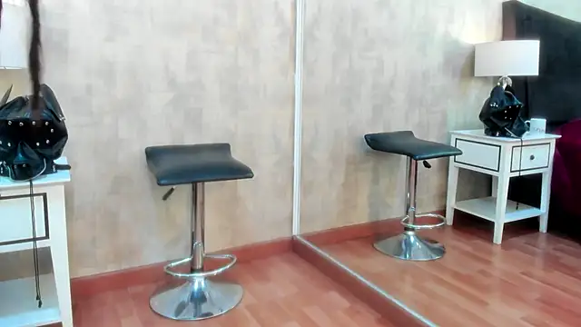 NahomyCarther online show from 11/14/25, 04:22