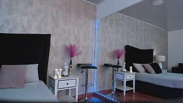 NahomyCarther online show from 04/17/26, 09:51