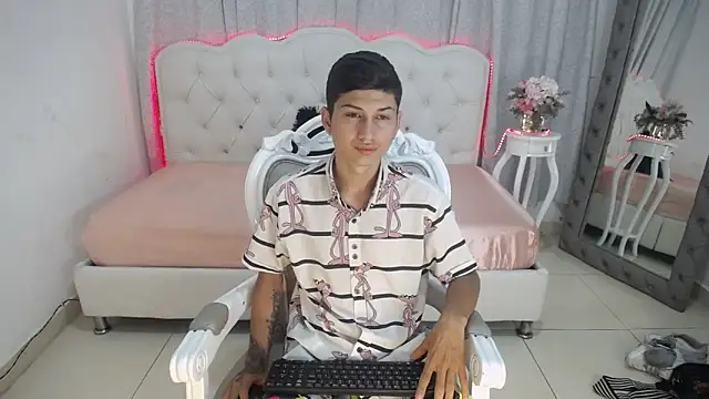 Snapshot of katty_And_alex chatting on 02/19/25, 06:54 katty And alex online show from 02/19/25, 06:54