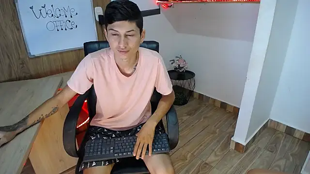 Snapshot of katty_And_alex chatting on 02/24/25, 09:20 katty And alex online show from 02/24/25, 09:20