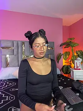 Snapshot of Tyla_Ks chatting on 03/20/25, 07:35 Tyla Ks online show from 03/20/25, 07:35