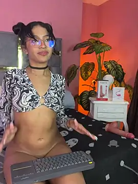 Snapshot of Tyla_Ks chatting on 03/21/25, 01:45 Tyla Ks online show from 03/21/25, 01:45