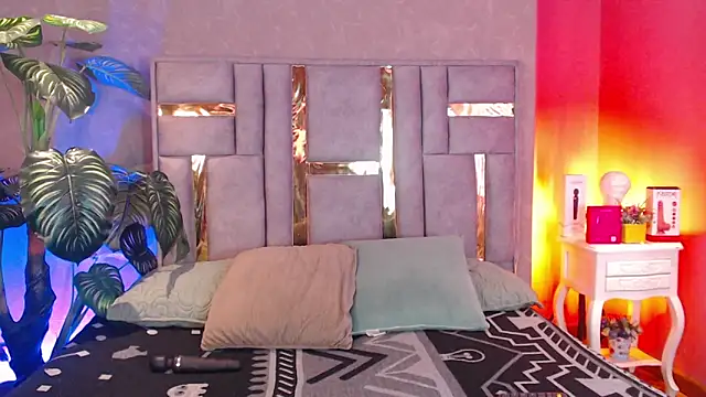 Snapshot of Tyla_Ks chatting on 09/16/25, 07:37 Tyla Ks online show from 09/16/25, 07:37