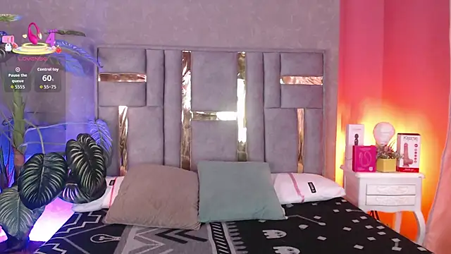 Snapshot of Tyla_Ks chatting on 11/15/25, 08:05 Tyla Ks online show from 11/15/25, 08:05