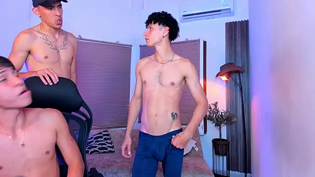 Snapshot of Fun_BoysW chatting on 10/01/25, 02:06 Fun BoysW online show from 10/01/25, 02:06