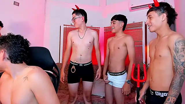 Snapshot of Fun_BoysW chatting on 10/31/25, 08:21 Fun BoysW online show from 10/31/25, 08:21