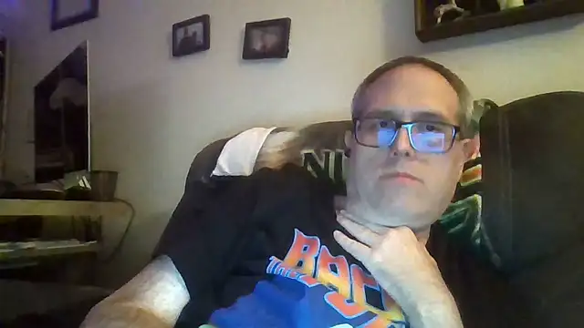 Snapshot of Smallone327 chatting on 09/21/25, 03:52 Smallone327 online show from 09/21/25, 03:52