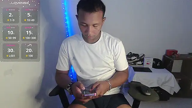 Snapshot of Gooss_cum chatting on 10/13/25, 03:23 Gooss cum online show from 10/13/25, 03:23