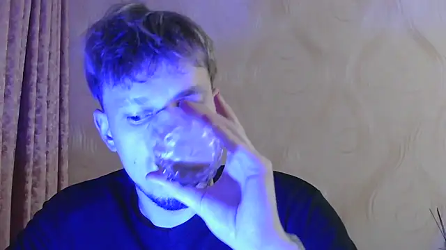 Snapshot of frama666 chatting on 11/24/25, 07:02 frama666 online show from 11/24/25, 07:02