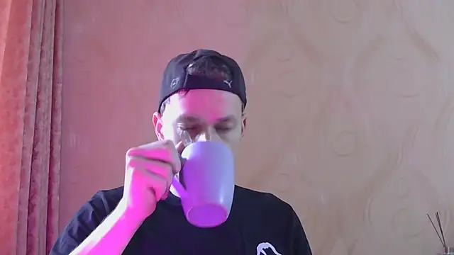 Snapshot of frama666 chatting on 11/25/25, 12:49 frama666 online show from 11/25/25, 12:49