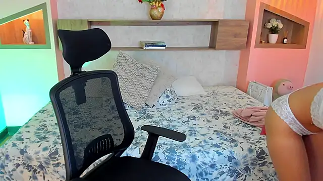 Snapshot of Lucia_Brown_ chatting on 03/22/25, 06:25 Lucia Brown online show from 03/22/25, 06:25