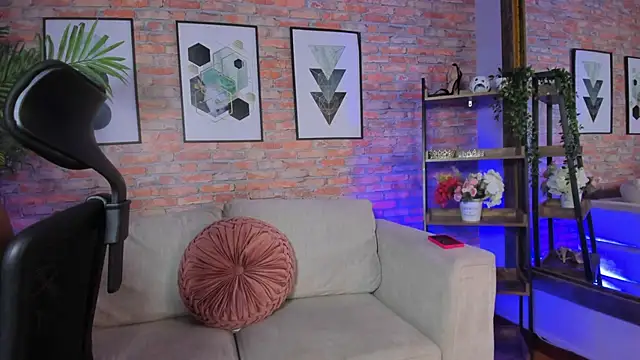 Snapshot of Lucia_Brown_ chatting on 09/20/25, 09:27 Lucia Brown online show from 09/20/25, 09:27