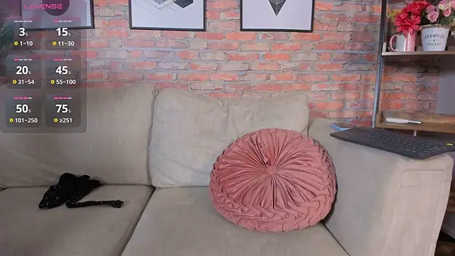 Snapshot of Lucia_Brown_ chatting on 10/02/25, 06:48 Lucia Brown online show from 10/02/25, 06:48