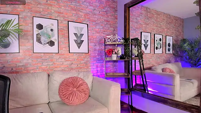 Snapshot of Lucia_Brown_ chatting on 10/06/25, 05:21 Lucia Brown online show from 10/06/25, 05:21