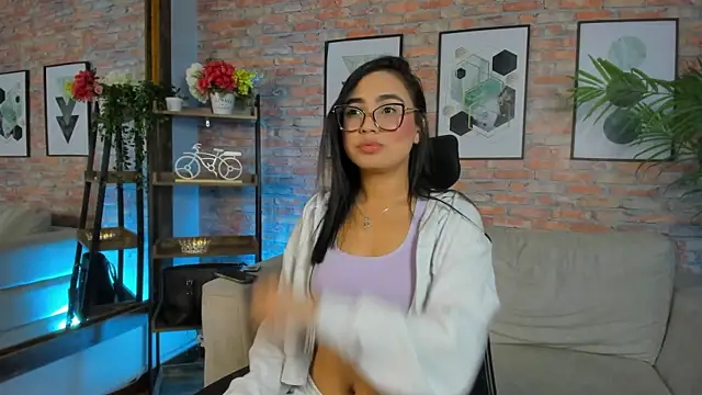 Snapshot of Lucia_Brown_ chatting on 10/17/25, 01:14 Lucia Brown online show from 10/17/25, 01:14