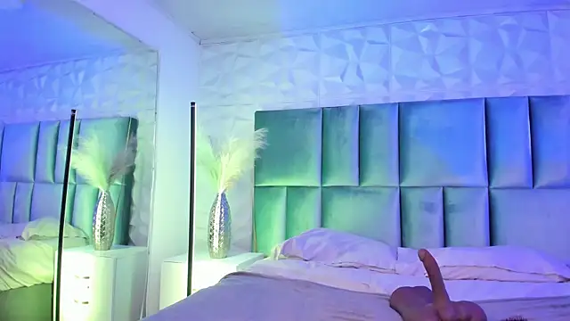 Selene bennet online show from 04/15/26, 03:35