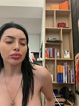 Snapshot of Mia_Splash chatting on 05/19/26, 04:02 Mia Splash online show from 05/19/26, 04:02